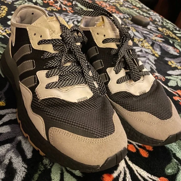 Adidas nite deals jogger carbon